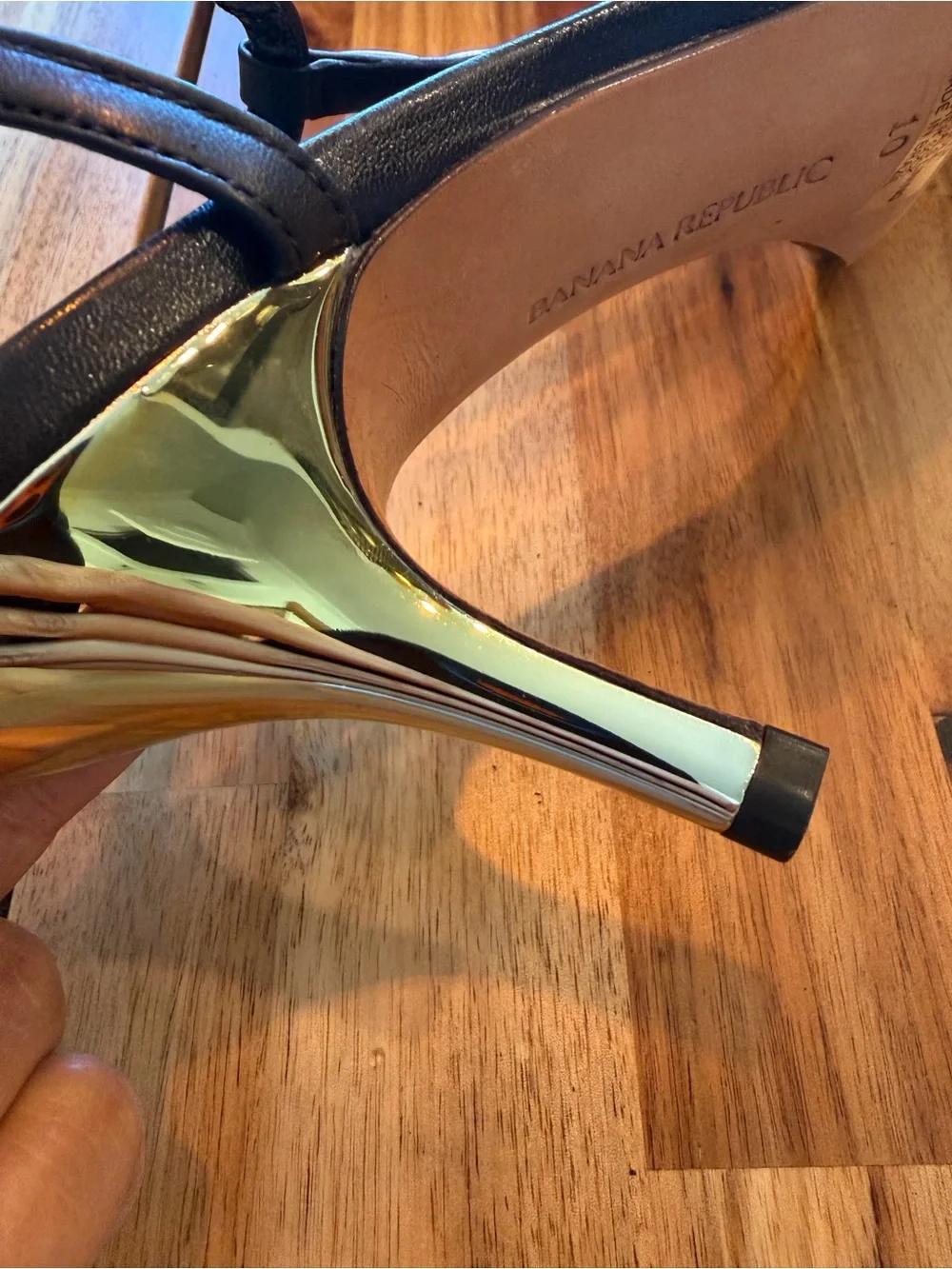 Banana Republic Abigail T-Strap Black Leather Gold Heeled Sandals Size 10